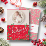 クリスマスの緑の赤い写真の誕生のお知らせ シーズンカード<br><div class="desc">メリークリスマス、葉、赤い果実の言葉は、あなたの名とシックなレタリングの挨拶と生まれたばかりのあなたの写真の写真にアクセントを与える。あなたのベビーの誕生情報の背面。プリント品質の高最高の定を選択</div>