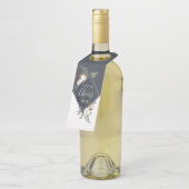 クリスマスの花束フレーム白いバラとホリー ボトルネックタグ (アングル)