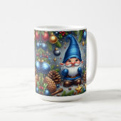 クリスマスの装飾に囲まれたノーム コーヒーマグカップ (正面右)