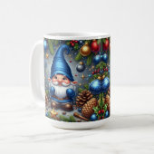 クリスマスの装飾に囲まれたノーム コーヒーマグカップ (正面左)