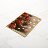 クリスマスの赤いオーナメントと名前 箔シーズンポストカード (回転した状態)