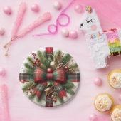 クリスマスの赤いタータンリボンと松の木のデザインのペーパープレート ペーパープレート (パーティー)