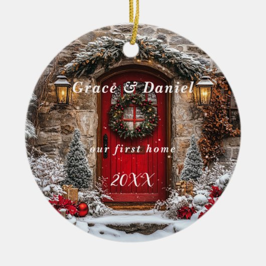 クリスマスの赤いドアリース "私たちの初めての家" セラミックオーナメント (正面)