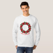 クリスマスの赤いバラのリース ハッピー・クリスマス Tシャツ (正面フル)