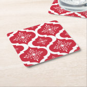 クリスマスの赤く白い雪片の格子パターン スクエアペーパーコースター (アングル)