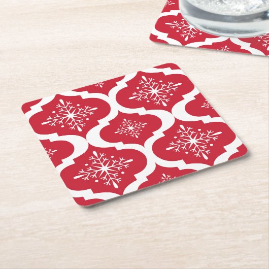 クリスマスの赤く白い雪片の格子パターン スクエアペーパーコースター (アングル)