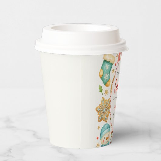 クリスマスの赤ちゃんシャワーの途中にある小さなクッキー 紙コップ