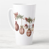 クリスマスの赤とクリーム色のオーナメント カフェラテマグ (左アングル)