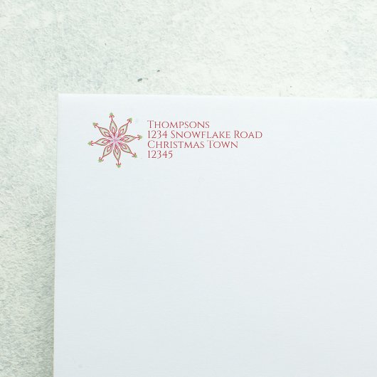 クリスマスの赤と緑の雪の結晶のリターンアドレス ラベル