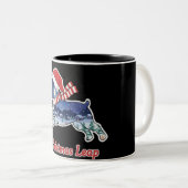 クリスマスの跳躍する犬 | かわいい子犬サンタ ツートーンマグカップ (正面右)