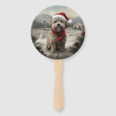 クリスマスの雪の中のヨーキプー犬 ハンドファン (正面)