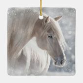 クリスマスの雪の中の馬 長い白いたてがみ セラミックオーナメント (裏面)