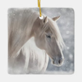 クリスマスの雪の中の馬 長い白いたてがみ セラミックオーナメント (正面)