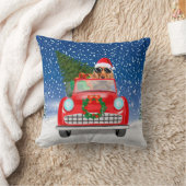 クリスマスの雪の中を車を運転するコッカー・スパニエル クッション (ブランケット)