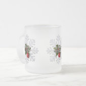 クリスマスの雪の結晶と赤い実 フロストグラスマグカップ (正面左)