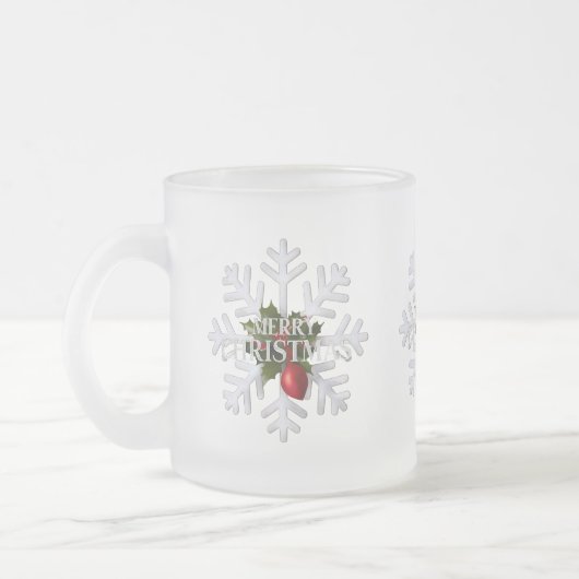クリスマスの雪の結晶と赤い実 フロストグラスマグカップ (左)