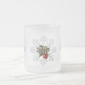 クリスマスの雪の結晶と赤い実 フロストグラスマグカップ (中央)