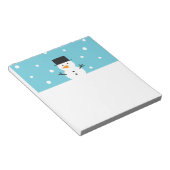 クリスマスの雪の背景に立つキュートな雪だるま ノートパッド (アングル)