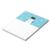 クリスマスの雪の背景に立つキュートな雪だるま ノートパッド (回転)