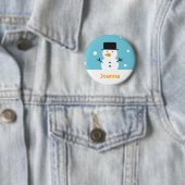 クリスマスの雪の背景に立つキュートな雪だるま 缶バッジ (インサイチュ)