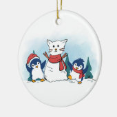 クリスマスの雪像ネコを作るペンギン セラミックオーナメント (左)