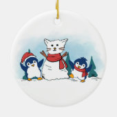 クリスマスの雪像ネコを作るペンギン セラミックオーナメント (裏面)