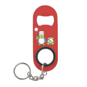 クリスマスの雪玉遊びをするペンギン キーホルダー栓抜き (正面)
