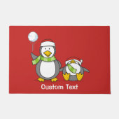 クリスマスの雪玉遊びをするペンギン ドアマット (正面)
