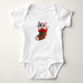 クリスマスの靴下に顔を出す可愛い猫の赤ちゃん用ジェルシービスチェTシャツ ベビーボディスーツ