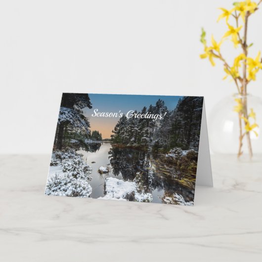 クリスマスの風光明媚な冬のスコットランドロッチ カード (黄色い花)