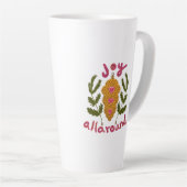 クリスマスの飾のまわりにり付けをすべて喜ぶ カフェラテマグ (右アングル)