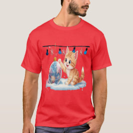 クリスマスの飾りで遊ぶかわいい子猫 Tシャツ