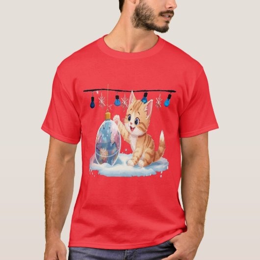 クリスマスの飾りで遊ぶかわいい子猫 Tシャツ (正面)
