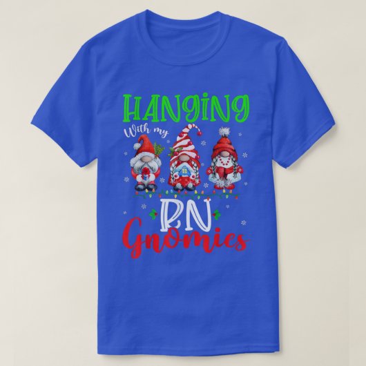 クリスマスの飾りと一緒にいる私のRNゴノミーズが可愛い ゴnome Tシャツ (デザイン正面)