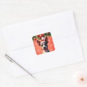 クリスマスの飾りの中の犬 スクエアシール (封筒)