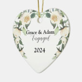クリスマスの飾りパーソナライズされた付け婚約したカップル セラミックオーナメント (左)