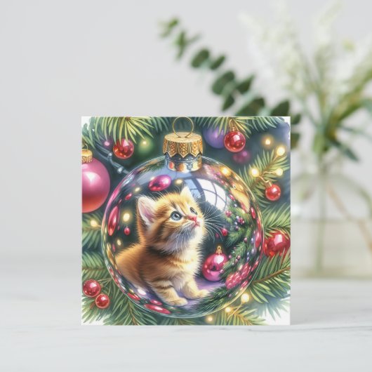 クリスマスの飾り付けでの子猫の反射 カード (スタンド正面)