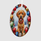 クリスマスの飾り付けに囲まれた、愛らしい子犬 オーナメント (正面)