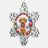 クリスマスの飾り付けに囲まれた、愛らしい子犬 スノーフレークピューターオーナメント (右)