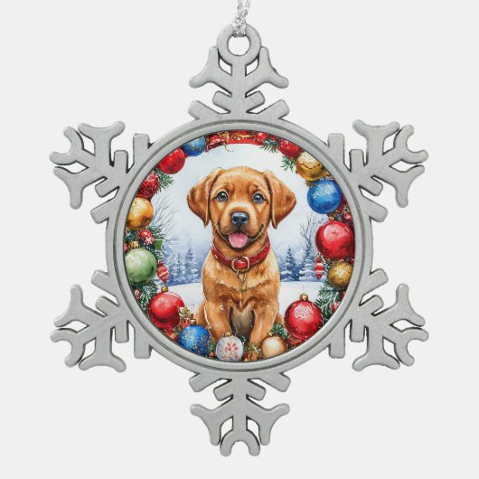 クリスマスの飾り付けに囲まれた、愛らしい子犬 スノーフレークピューターオーナメント (正面)