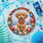 クリスマスの飾り付けに囲まれた、愛らしい子犬 ペーパープレート (パーティー)