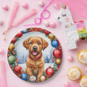 クリスマスの飾り付けに囲まれた、愛らしい子犬 ペーパープレート (パーティー)