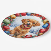 クリスマスの飾り付けに囲まれた、愛らしい子犬 ペーパープレート (アングル)