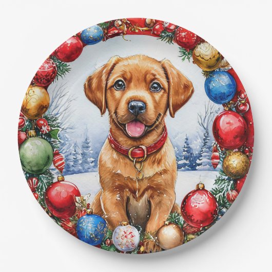 クリスマスの飾り付けに囲まれた、愛らしい子犬 ペーパープレート (正面)