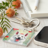 クリスマスの飾り付けに囲まれポーズをとる犬 キーホルダー (正面右)