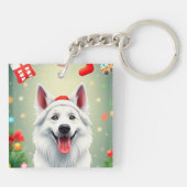 クリスマスの飾り付けに囲まれポーズをとる犬 キーホルダー (裏面)