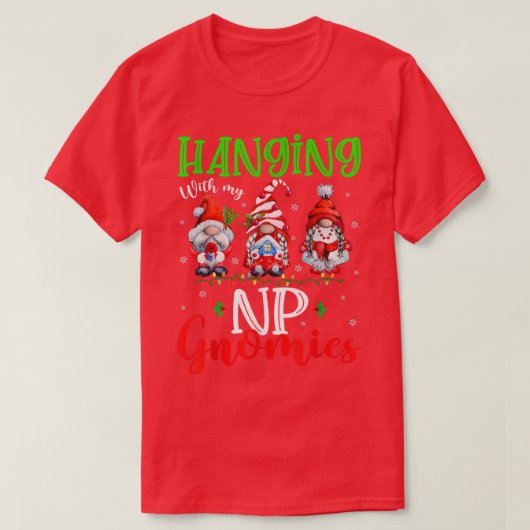 クリスマスの飾り付けをするのが楽しみなノームたちと過ごす、かわいいクリスマスライトのノーム Tシャツ (デザイン正面)