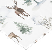 クリスマスの鹿と雪のクリスマスツリーのパターン ミディアムテーブルランナー (コーナー)