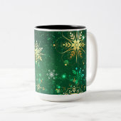 クリスマスの黄金の雪が緑の背景に ツートーンマグカップ (正面右)