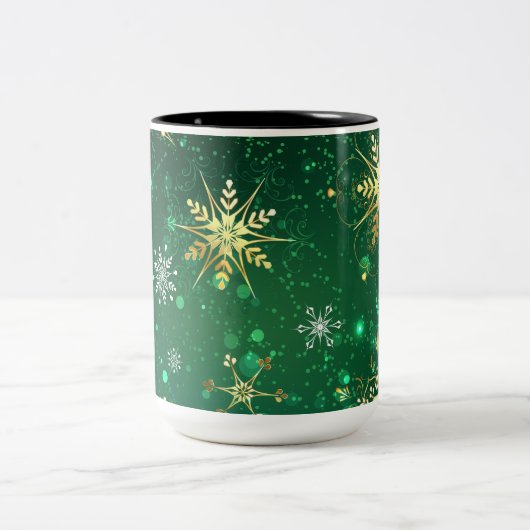 クリスマスの黄金の雪が緑の背景に ツートーンマグカップ (中央)